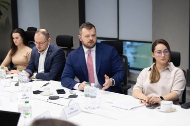 Сергей Федоренко во время онлайн-брифинга с послами Украины