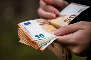 Чи вплине майбутній перехід з євро на долар на курси валют в Україні — відповідь експерта