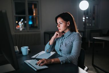 За каждый час, отработанный в ночное время, работодатель обязан выплачивать доплату в размере не менее 20% часовой тарифной ставки или должностного оклада.