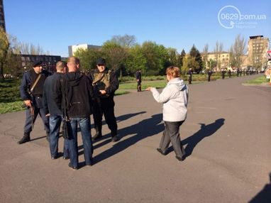 В Мариуполе сотрудники ВВ якобы освободили здание горсовета от захватчиков, но что там сейчас - не ясно (ФОТО)