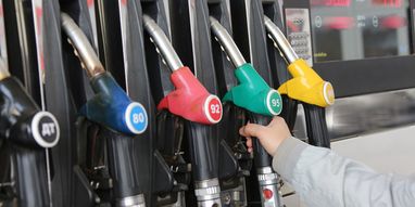 Світові ціни на бензин просіли: експерт спрогнозував ціни на пальне в Україні