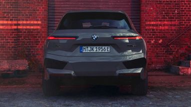 BMW представила «заряженный» электрокроссовер iX M60 (фото)