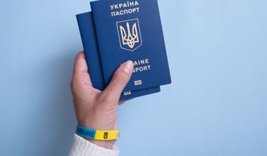В Україні змінюються строки вклеювання фото у паспорт