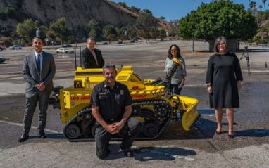 В США приняли на службу первого робота-пожарного (фото, видео)
