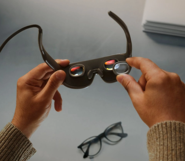 За допомогою VR-окулярів можна дивитися фільми на великих віртуальних екранах