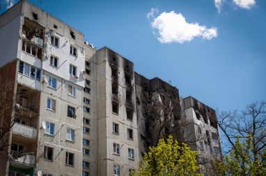 Дом, поврежденный в результате российских атак