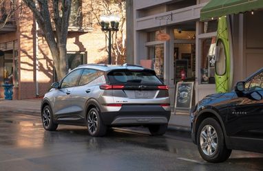 Chevrolet представив оновлений електрохетчбек Bolt EV (фото)