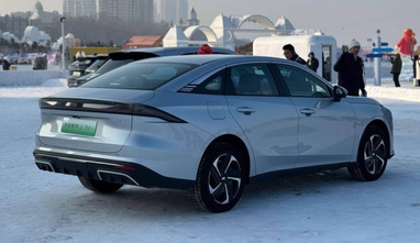 Geely представила новый гибридный седан с огромным экраном в салоне (фото)