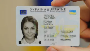Від сьогодні чоловікам за кордоном стало простіше оформити український паспорт