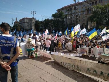Под КГГА митингуют обманутые вкладчики банка "Аркада" (фото)