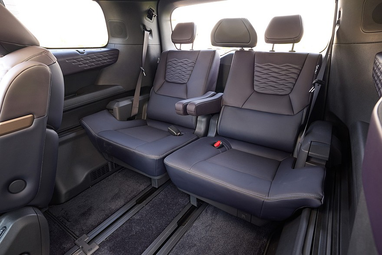 Інтерʼєр Nissan Elgrand