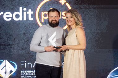 Chief Marketing Officer компании CreditPlus Иван Подвысоцкий (слева) с руководителем медиа-бизнеса Treeum Надеждой Квиткой (справа)