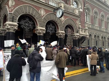 Вкладники кількох українських банків штурмують НБУ - вони вимагають повернути депозити (ФОТО)