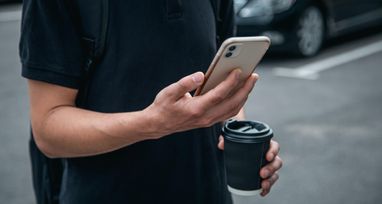 Смартфон в руках