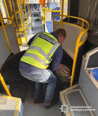 Во время движения автобуса сумка упала