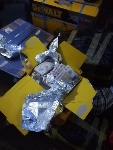 Українець намагався провезти через кордон велику партію валюти (фото)