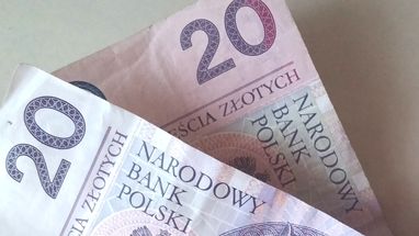 Польща продовжила програму виплат 40+ для українців: як скористатись