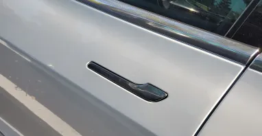 Tesla змінить замок в автомобілях після серії небезпечних інцидентів