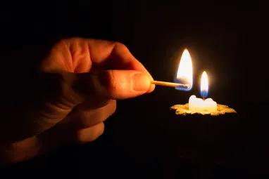 Как безопасно пользоваться свечами и генераторами в условиях отсутствия электричества