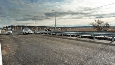 Під Києвом повністю відкрили рух відбудованим мостом через річку Ірпінь