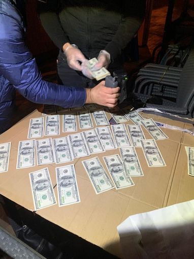 Отримав 30 тисяч доларів за закриття справи. У Фастові прокурора спіймали на хабарі