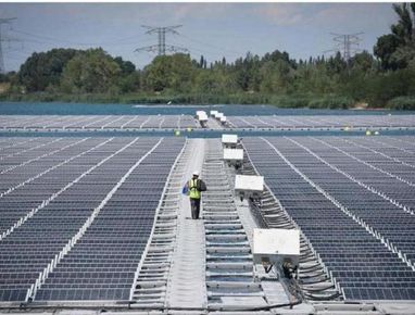 Во Франции установили самую большую в Европе солнечную станцию на затопленном карьере (фото)