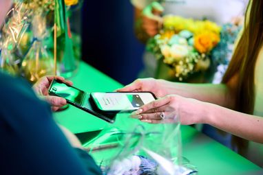 Кофейни, продуктовые магазины и салоны красоты: кто из предпринимателей чаще пользуется смартфоном вместо POS-терминала