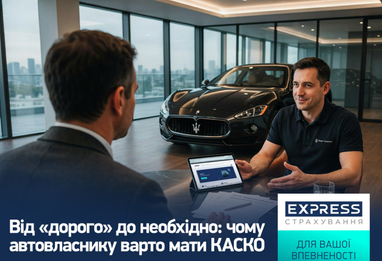 На изображении два мужчины, беседующие за столом в современном автосалоне.