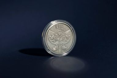 На аверсе монеты воспроизведен сакральный образ Берегини (Дерева жизни)