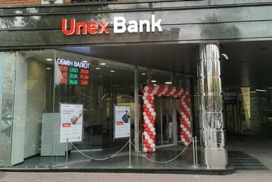 Оновлене Центральне відділення Юнекс Банку прийняло першого відвідувача