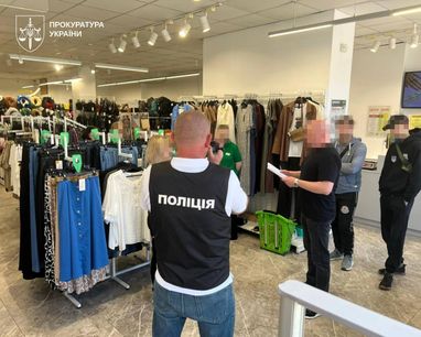 Продаж вживаного одягу, взуття та інших товарів у магазинах мережі оформлювали через підконтрольних ФОПів