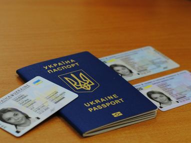 Для українців розширюють можливість одночасного оформлення ID-карти та закордонного паспорта: які нововведення запроваджують