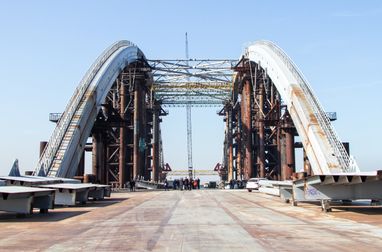 У Києві судитимуть підрядника, який завищив витрати на оренду техніки під час будівництва Подільського мосту