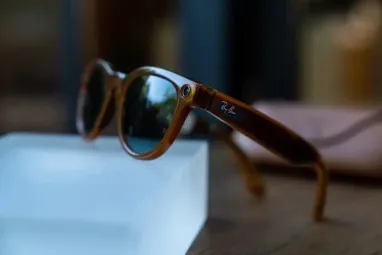 Ray-Ban Meta выпустит смарточки со встроенным дисплеем в 2025 году