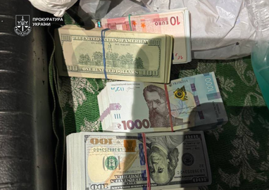 В автомобиле мужчины обнаружили более $32,6 тысяч, €1610 и 450 тысяч гривен