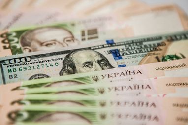 НБУ планирует смягчить валютные ограничения и отказаться от фиксированного курса гривны