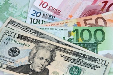 Долар дешевшає до кошика світових валют: яким буде курс найближчими місяцями