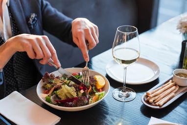 Как увеличение налогов повлияет на цены в ресторанах: мнение эксперта