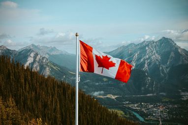 Канада майже вдвічі зменшує квоту на візи для іноземців