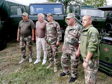 Григорій Козловський передав українській армії 6 військових вантажівок, екскаватор та 20 рацій