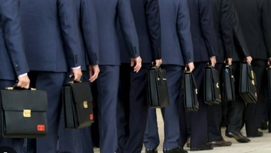 Вони «працюють»? Чиновники в Україні почали отримувати на 61% більше