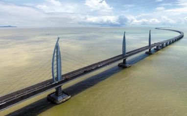 В Китае построили самый длинный морской мост в мире (фото)