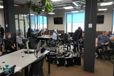 Вкрали 9 млн грн: СБУ викрила кіберзлочинців на привласненні коштів вкладників під виглядом «інвестицій»