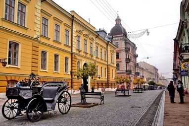 <i>Улица Ольги Кобылянской в Черновцах, источник фото: discover.ua</i>