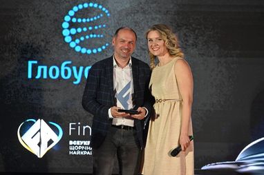Директор департамента розничного бизнеса Банка Глобус Дмитрий Замотаев с наградой и руководитель медиа-бизнеса Treeum Надежда Квитка