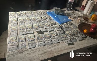 Правоохоронці затримали хабарників з Держпраці, які вимагали гроші за безоплатні послуги