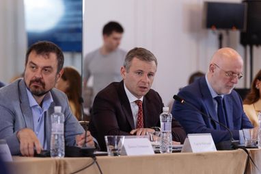 Министр финансов Сергей Марченко во время обсуждений