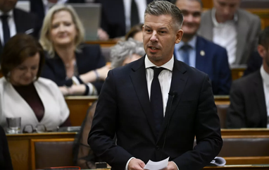 Прем'єр-міністр Петер Мадяр на пленарному засіданні Національних зборів 21 вересня 2026 року