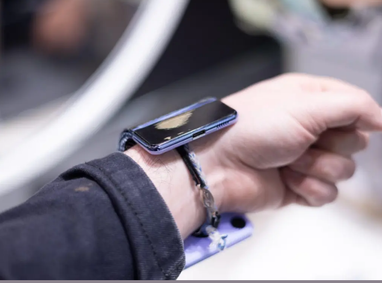 Samsung показала гибкий смартфон, который можно носить на руке (фото)