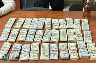 Фігурантів затримали під час передачі частини коштів — 320 тис. доларів США.